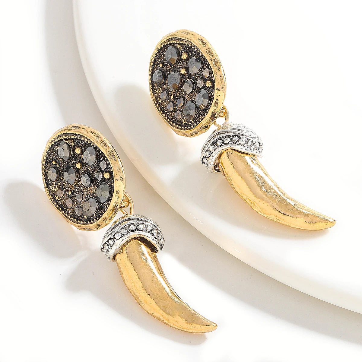 3-Piece Horn Glitter Pendant Necklace Set – Vintage-Inspired Layered Chains for Parties & Gifts