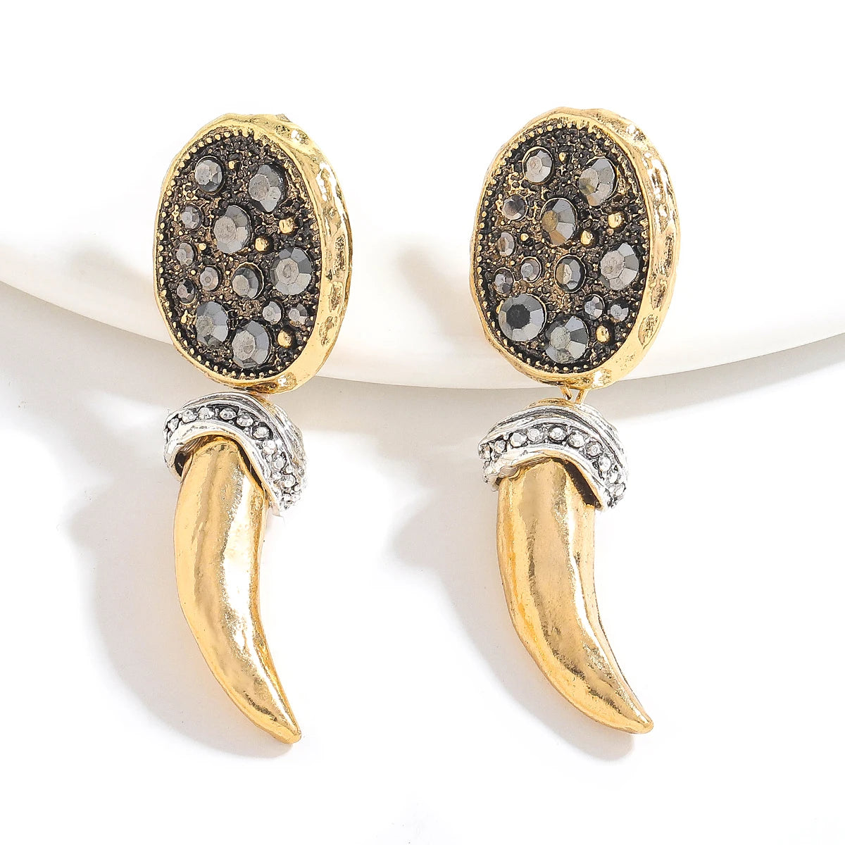 3-Piece Horn Glitter Pendant Necklace Set – Vintage-Inspired Layered Chains for Parties & Gifts