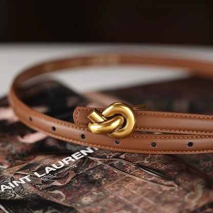 Cinturón de cuero premium con hebilla de metal para mujer.