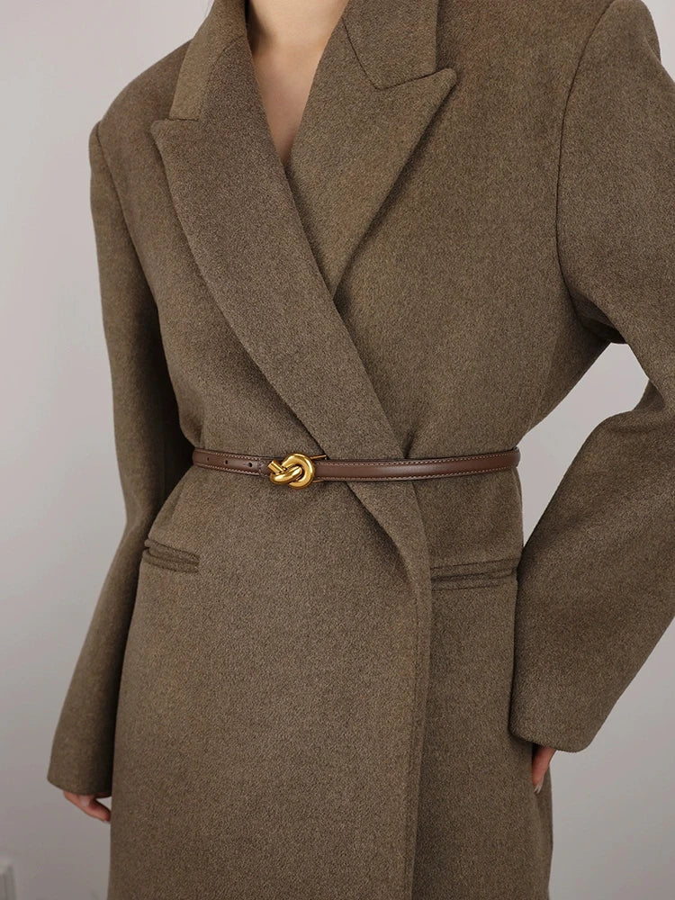 Cinturón de cuero premium con hebilla de metal para mujer.